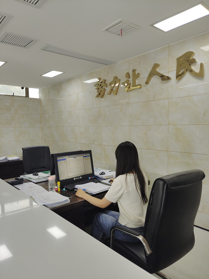 工作人员进行审核_副本.jpg